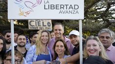 Karina Milei, Manuel Adorni y un grupo de simpatizantes libertarios. Karina Milei, Manuel Adorni y un grupo de simpatizantes libertarios.