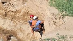 El momento en el que la mujer es rescatada del canal Cacique Guaymallén. El momento en el que la mujer es rescatada del canal Cacique Guaymallén.