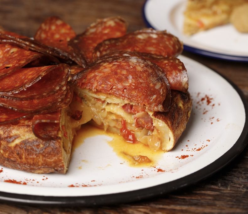 La tortilla de papas tiene tantas versiones como fanáticos.