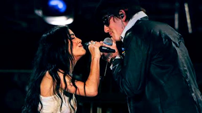 Lali y Dillom juntos en el escenario.