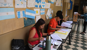 Cristian Crivelli espera por su hermana.