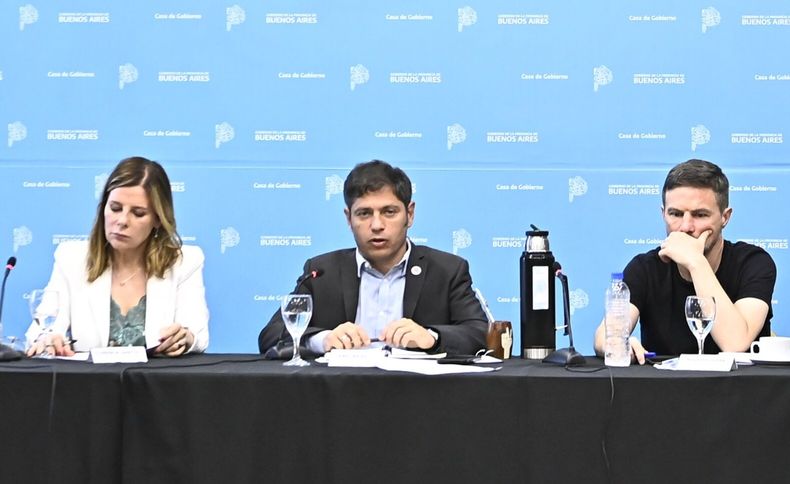 Axel Kicillof junto a Florencia Saintout y Augusto Costa.