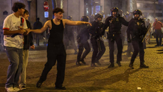 La Policía francesa detuvo a más de 500 personas en los disturbios en París tras la coronación de PSG en la Champions League. La Policía francesa detuvo a más de 500 personas en los disturbios en París tras la coronación de PSG en la Champions League.