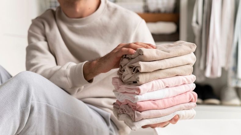 Además, secar la ropa en interiores protege las prendas del desgaste causado por la exposición constante al sol o la humedad, y evita que se ensucien nuevamente por el polvo o la suciedad exterior. 
