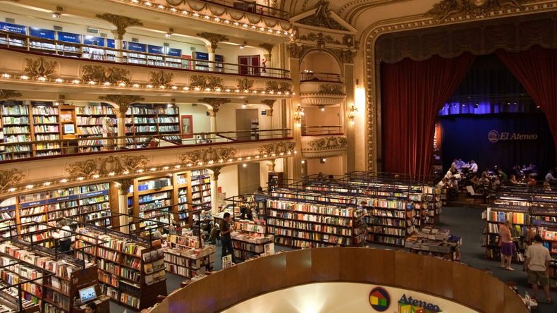El edificio, inaugurado como teatro en 1919 y convertido en librería en 2000, conserva palcos, barandas y su cúpula original.