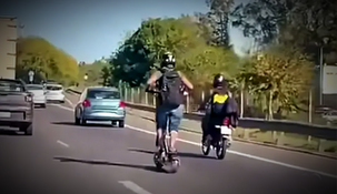 Una locura: hombre captado en monopatín en plenna autopista y a más de 80 km/h.&nbsp;