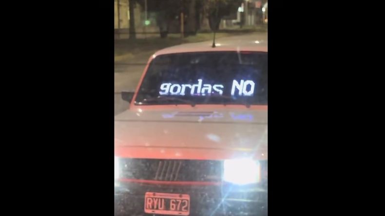 Gordas no: el auto que se volvió viral por un repudiable cartel luminoso