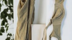 Un corpiño casi provoca la separación de una pareja. Un corpiño casi provoca la separación de una pareja.
