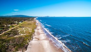 Un destino pensado para quienes buscan tranquilidad, paseos entre árboles y jornadas relajadas a orillas del Río de la Plata. Un destino pensado para quienes buscan tranquilidad, paseos entre árboles y jornadas relajadas a orillas del Río de la Plata.