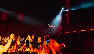 Chano Charpentier sobre el escenario del Regreso Tour.