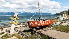 Su ubicación frente al Canal Beagle permite ver la localidad chilena de Puerto Williams. Su ubicación frente al Canal Beagle permite ver la localidad chilena de Puerto Williams.