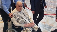 El Papa sorprendió por no llevar su vestimenta característica. El Papa sorprendió por no llevar su vestimenta característica.