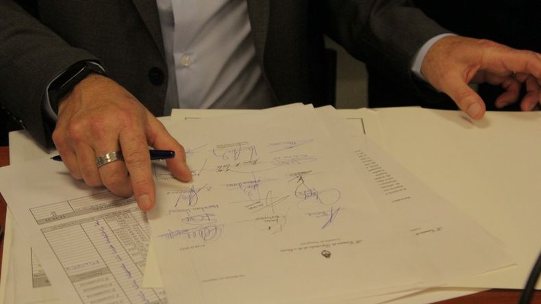 Las firmas de los integrantes de la Comisión de Transportes en el Congreso.