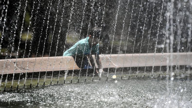 El SMN emitió alertas amarillas por tormentas y calor extremo para más de 100 localidades.