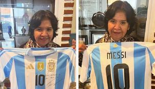 Margarita Barrientos con la camiseta donada por Lionel Messi. Margarita Barrientos con la camiseta donada por Lionel Messi.