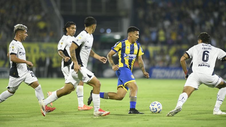 Una imagen constante del partido: un jugador de Central, varios de Independiente.