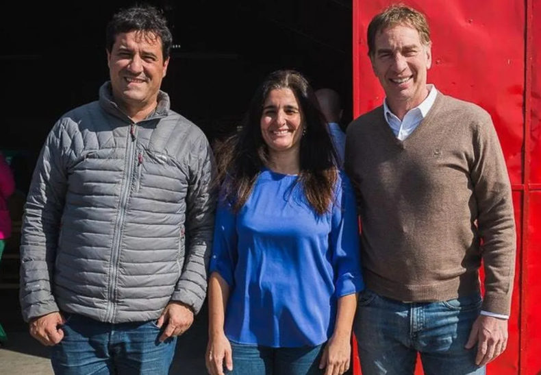 Maricel Etchecoin junto a Diego Santilli y Maximiliano Abad en Bragado.