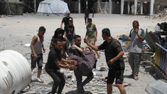 Denuncian que ocho personas murieron tras un ataque de Israel a un centro de ayuda en Gaza. Denuncian que ocho personas murieron tras un ataque de Israel a un centro de ayuda en Gaza.