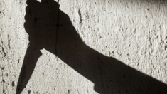 Misterios sin resolver explora una seguidilla de situaciones extrañas, entre ellas desapariciones insólitas, retorcidos asesinatos y hechos paranormales