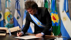 Javier Milei encabecerá el acto de la vigilia del 9 de julio este martes a la medianoche. Javier Milei encabecerá el acto de la vigilia del 9 de julio este martes a la medianoche.