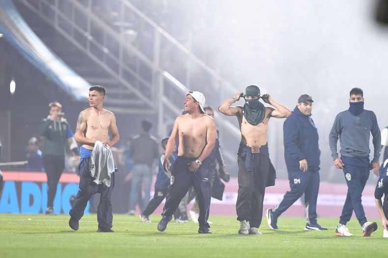 Una imagen que habla por sí solo: el campo de juego con gases lacrimógenos.