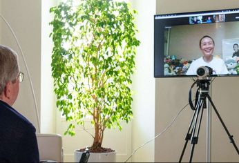 Peng Shuai hablando en videoconferencia con Thomas Bach este domingo.