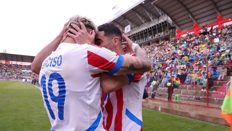 Enciso y Almirón festejan el punto obtenido.