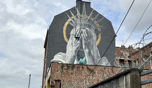 Francia: impresionante mural contra las políticas migratorias de Trump
