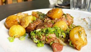 Un clásico de la gastronomía barrial que refleja el espíritu popular de la Ciudad Autónoma de Buenos Aires.