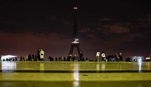 Las luces de la Torre Eiffel se apagaron en señal de duelo por el papa Francisco.
