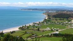 Para quienes disfrutan de los deportes acuáticos, Caleta Llico representa un destino ideal. Para quienes disfrutan de los deportes acuáticos, Caleta Llico representa un destino ideal.