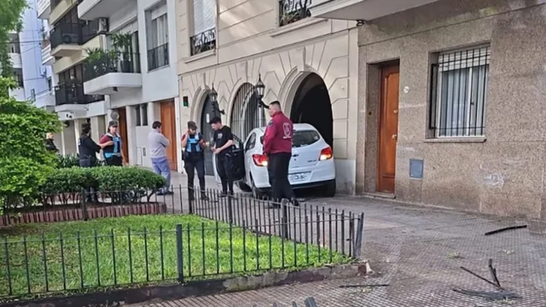 El Chevrolet Onix terminó impactando contra el frente del edificio.