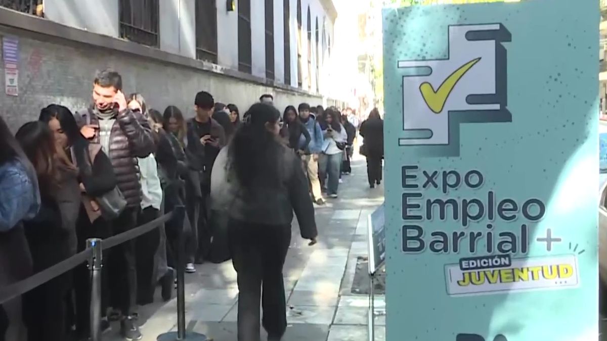 Independizarse, imposible: miles de jóvenes hacen largas filas por 600 puestos de trabajo para sostener a sus familias