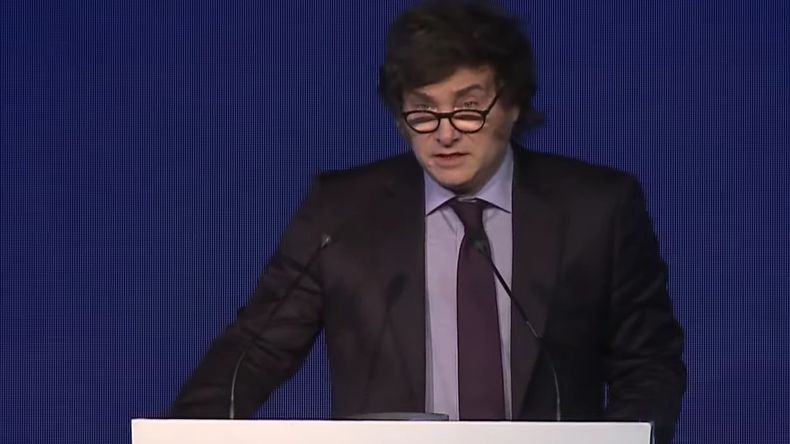 Javier Milei habla ante empresarios en la ciudad de Mar del Plata.