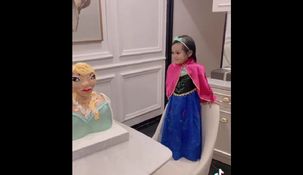 La niña se mostró asombrada cuando le mostraron una torta fallida de Elsa de Frozen