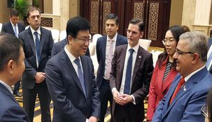 El gobernador de Catamarca, Raúl Jalil, junto a empresarios en China.&nbsp;