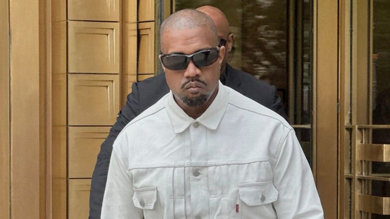Kanye West fue acusado de agresión sexual y tráfico de personas por su exasistente.