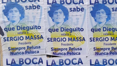 Alrededores de la Bombonera amanecieron empapelados con afiches en apoyo a Sergio Massa. Alrededores de la Bombonera amanecieron empapelados con afiches en apoyo a Sergio Massa.