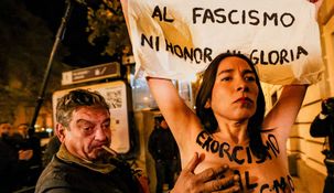 Dos activistas de Femen habían interrumpido un homenaje al dictador Francisco Franco por el 50° aniversario de su muerte. Dos activistas de Femen habían interrumpido un homenaje al dictador Francisco Franco por el 50° aniversario de su muerte.