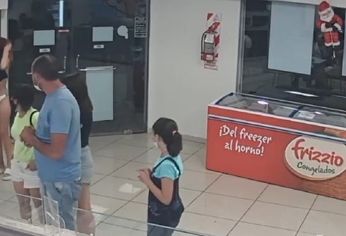 La joven ingresó al local en ropa interior.