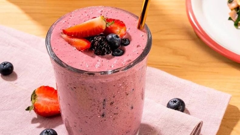 Al combinarla con la banana, rica en carbohidratos complejos que proporcionan energía sostenida, y los frutos rojos, llenos de antioxidantes, se obtiene un batido completo y nutritivo que contribuye a la recuperación muscular y al crecimiento.  