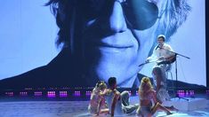 Nahuel Pennisi canta ante la mirada de Sol Pérez Nahuel Pennisi canta ante la mirada de Sol Pérez