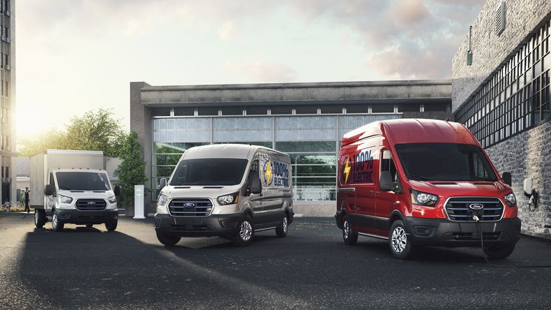 Distintas versiones de la Ford Transit 100% eléctrica.