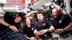 Los cuatro astronautas ya están viajando de regreso a la Tierra. Los cuatro astronautas ya están viajando de regreso a la Tierra.