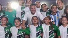 El DT de Argentina con los niños del club Matienzo. El DT de Argentina con los niños del club Matienzo.
