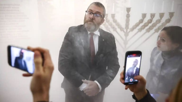 Grzegorz Braun utilizó un extintor para apagar un candelabro de Janucá en el Parlamento polaco.