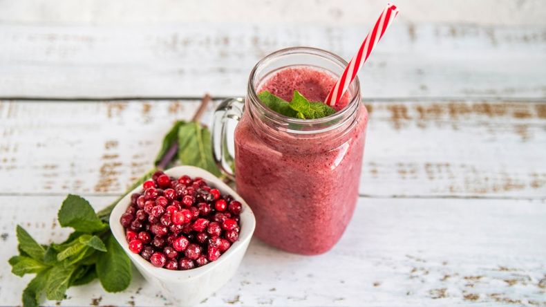 Los licuados de frutas representan una excelente forma de consumir una variedad de frutas y verduras, que son ricas en vitaminas, minerales, antioxidantes y fibra.