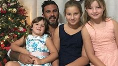 Fabián Cubero junto a sus hijas Indiana Fabián Cubero junto a sus hijas Indiana