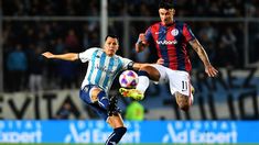 Leonardo Sigali intenta rechazar ante Adam Bareiro, de San Lorenzo. Leonardo Sigali intenta rechazar ante Adam Bareiro, de San Lorenzo.