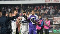 El arquero de Gimnasia quedó en la mira de todos sobre el final del encuentro.